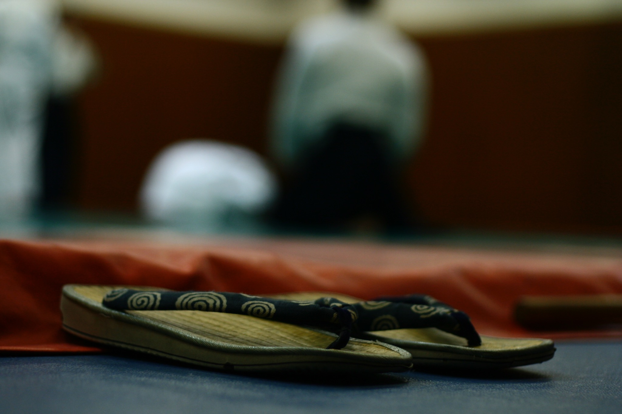 Zōri déposées au bord du tatami