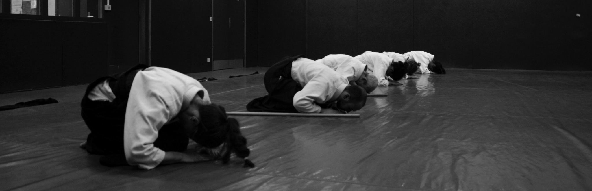 Pratiquants au dojo pendant un exercice collectif