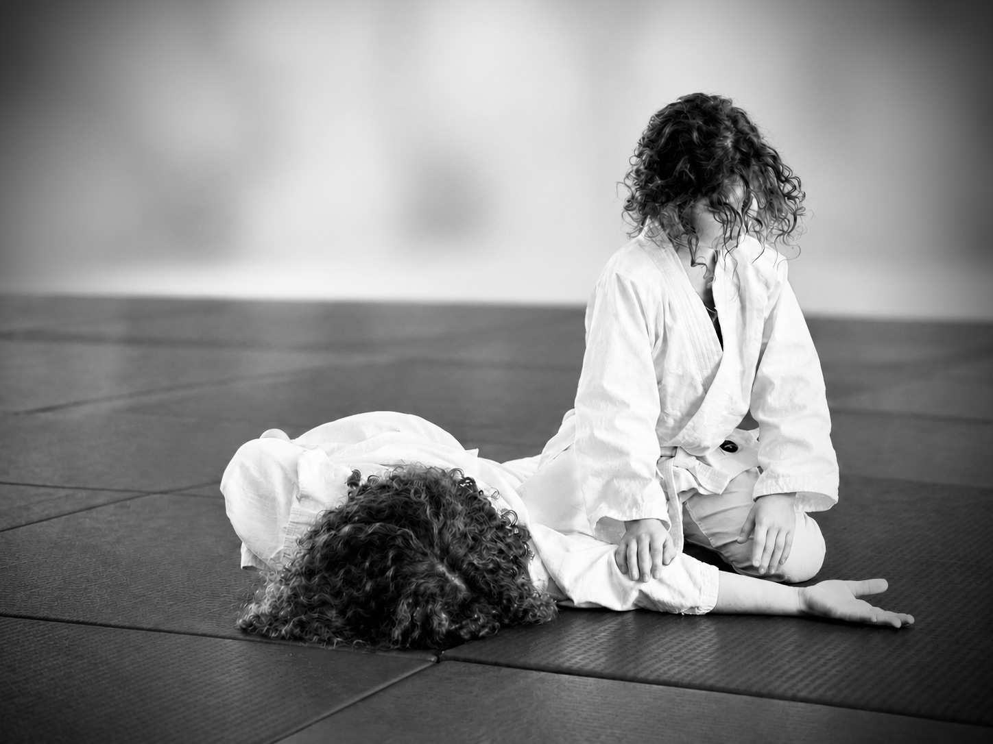 Deux enfants pratiquent une technique d’aikido ensemble