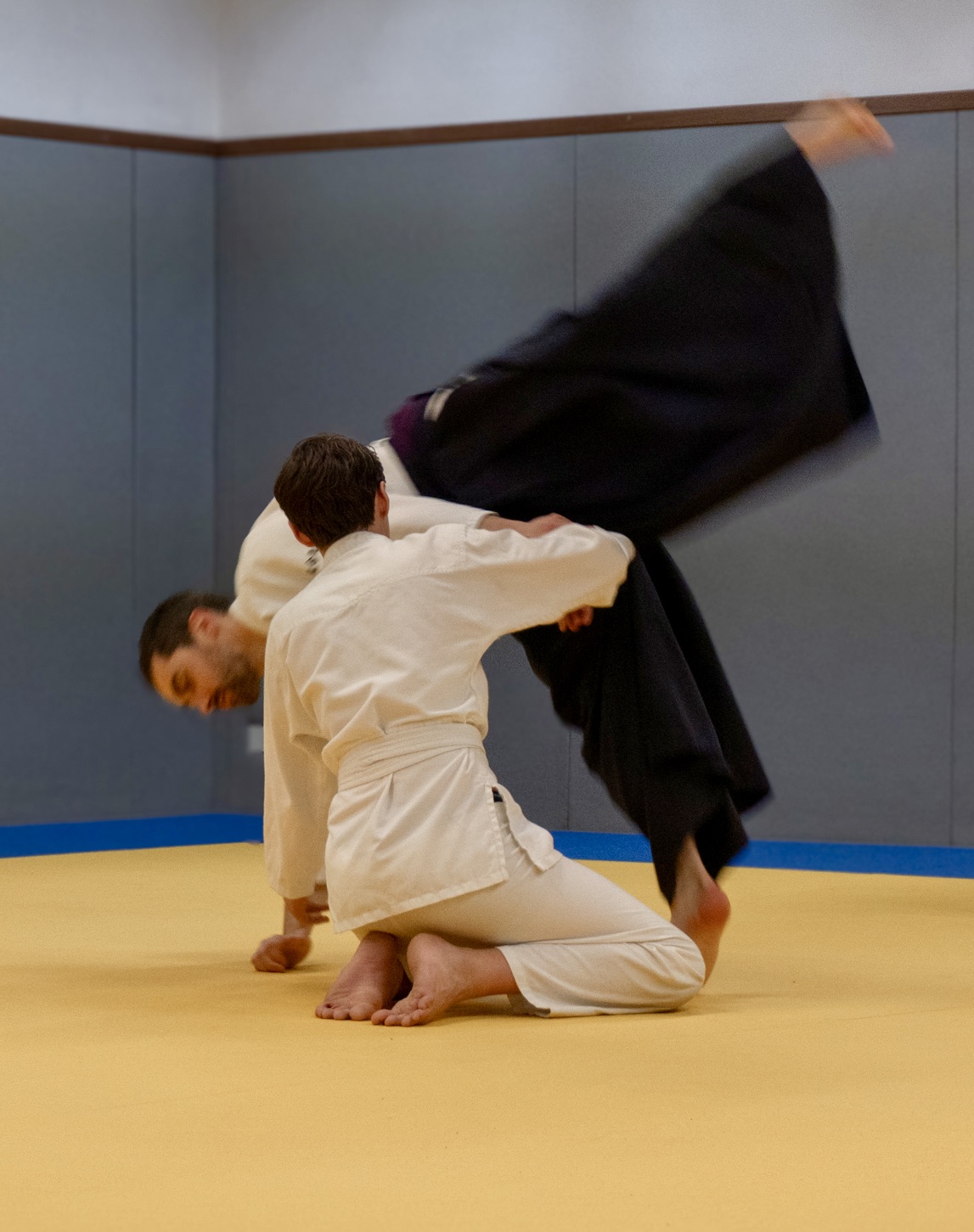 Travail à deux au sol pendant un cours d’aikido pour enfants